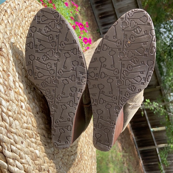 {FOSSIL} “Caroline” Distressed Leather Boots - Picture 9 of 11